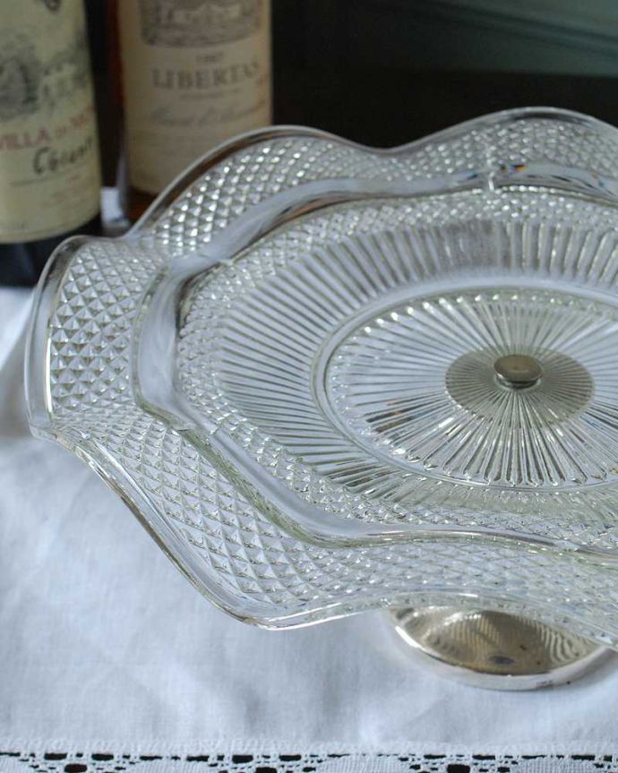 アンティーク 雑貨のガラス小物　アンティーク雑貨　アンティークシルバー×ガラスの優雅なコンポート（プレスドグラス）。センターピースとして使われた器脚が付いているフルーツスタンドは、テーブルコーディネイトの中心として食卓の真ん中で華を添えるセンターピースとして使われていました。(k-3538-z)