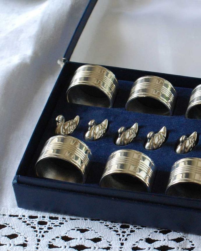 アンティーク シルバー製 アンティーク雑貨 アンティークシルバープレートのナプキンリング &スワンモチーフのカードスタンドセット(白鳥)。食卓を華やかにするナプキンリングオシャレなダイニングの必須アイテム、ナプキンリリング。(k-3540-z)