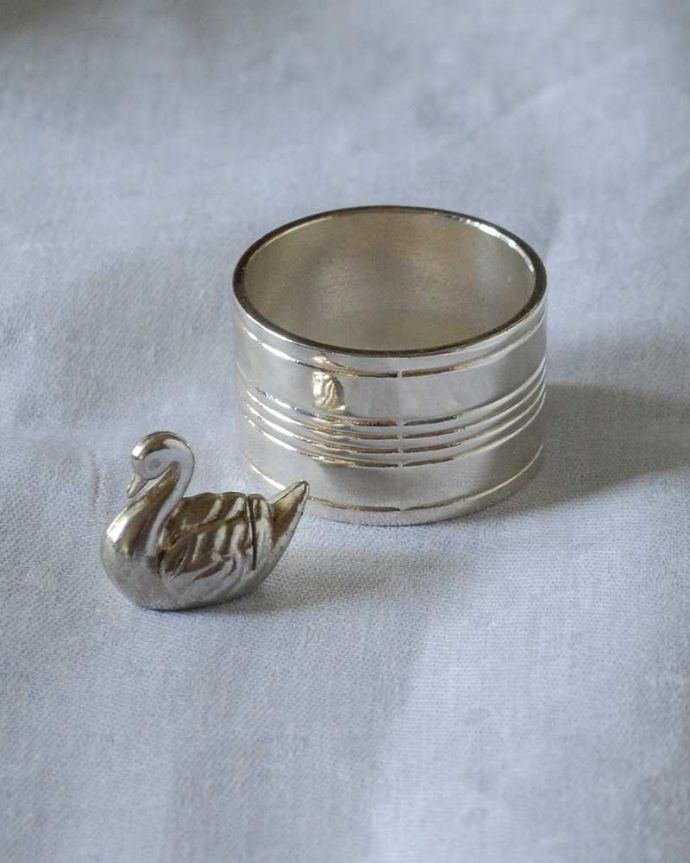 アンティーク シルバー製 アンティーク雑貨 アンティークシルバープレートのナプキンリング &スワンモチーフのカードスタンドセット(白鳥)。ナプキンリングとカードスタンドがセットですめずらしくセットになったカードスタンド。(k-3540-z)