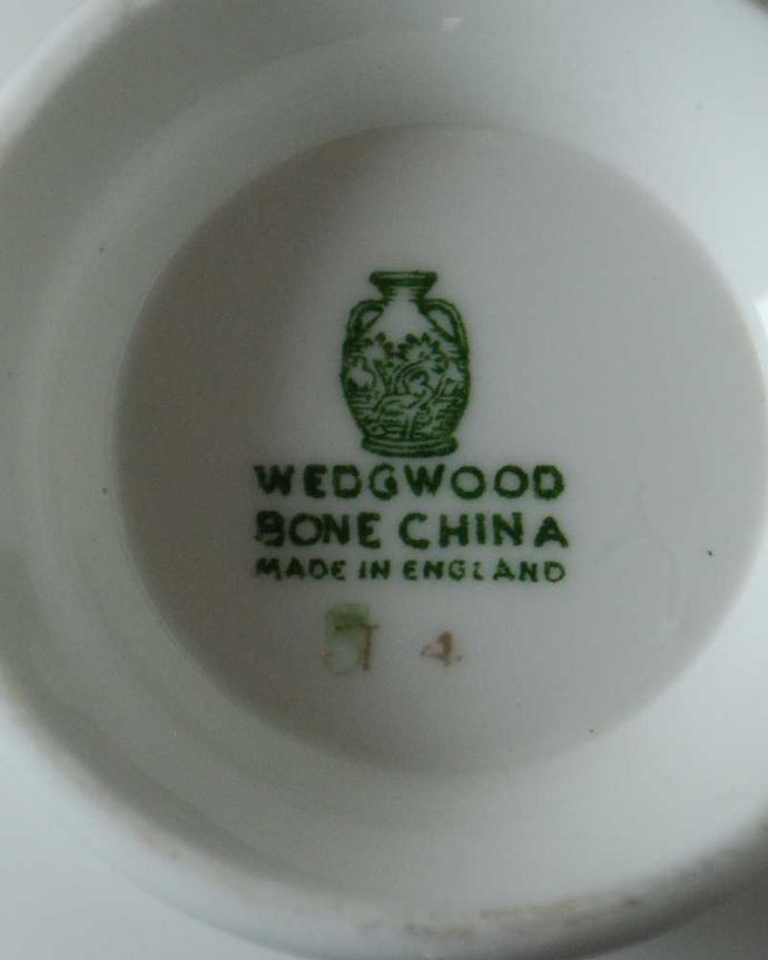 アンティーク 陶磁器の雑貨 アンティーク雑貨 イギリスから到着した上品な色のアンティークティーカップ(ウェッジウッド)。裏側には品質の証製造メーカー保証の意味がこもった窯印、ポーセリンマークがあります。(k-3546-z-1)