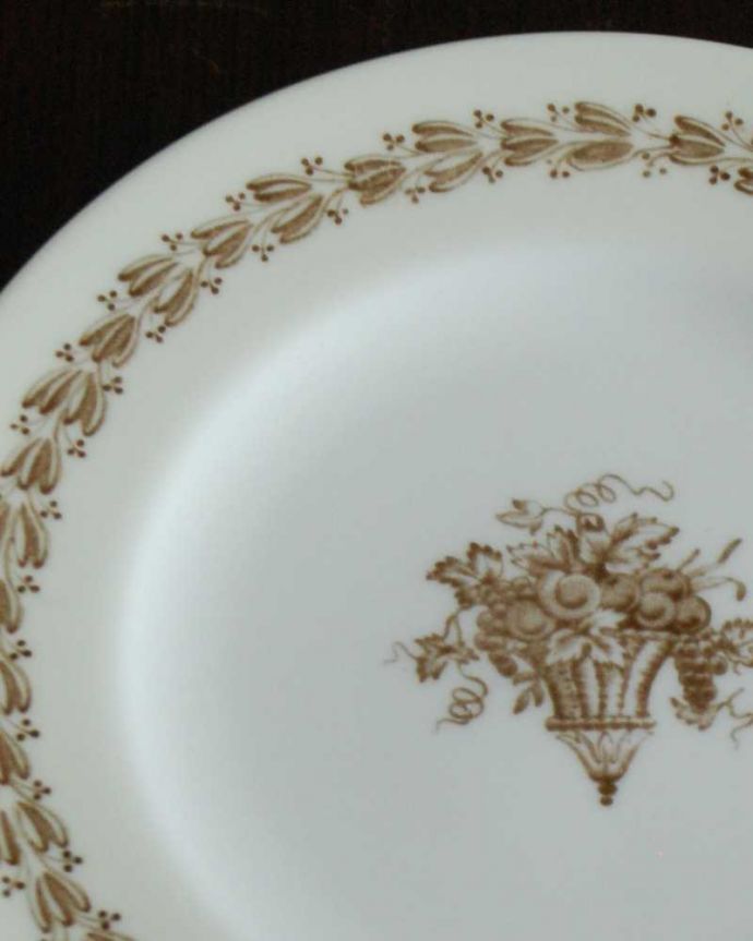 アンティーク 陶磁器の雑貨　アンティーク雑貨　イギリスから到着した上品な色のアンティークパンプレート（ウェッジウッド）。落ち着いた雰囲気のウェッジウッド一色だけで描かれた可愛らしい模様がなんとも印象的なウェッジウッドのティーセットは、アンティークだから手に入る模様です。(k-3546-z-2)