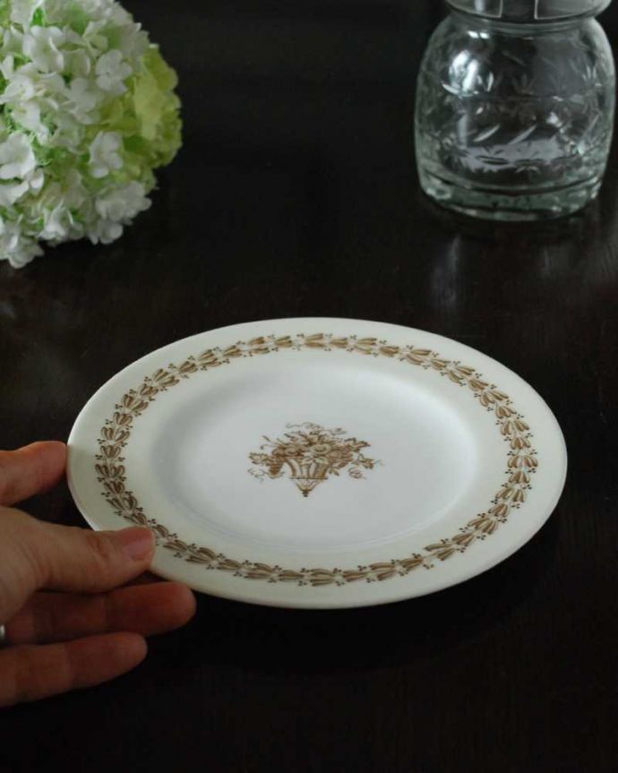 アンティーク 陶磁器の雑貨　アンティーク雑貨　イギリスから到着した上品な色のアンティークパンプレート（ウェッジウッド）。大きさはコレくらい眺めるだけじゃなく、実際に使って楽しんで下さい。(k-3546-z-2)