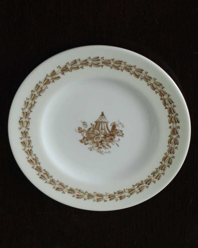 アンティーク 陶磁器の雑貨　アンティーク雑貨　イギリスから到着した上品な色のアンティークパンプレート（ウェッジウッド）。上から見るとこんな感じです状態のいいものだけを選んでいますが、アンティークなのでキズや欠けがある場合があります。(k-3546-z-2)