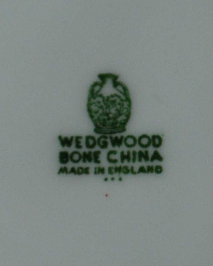 アンティーク 陶磁器の雑貨　アンティーク雑貨　イギリスから到着した上品な色のアンティークパンプレート（ウェッジウッド）。裏側には品質の証製造メーカー保証の意味がこもった窯印、ポーセリンマークがあります。(k-3546-z-2)