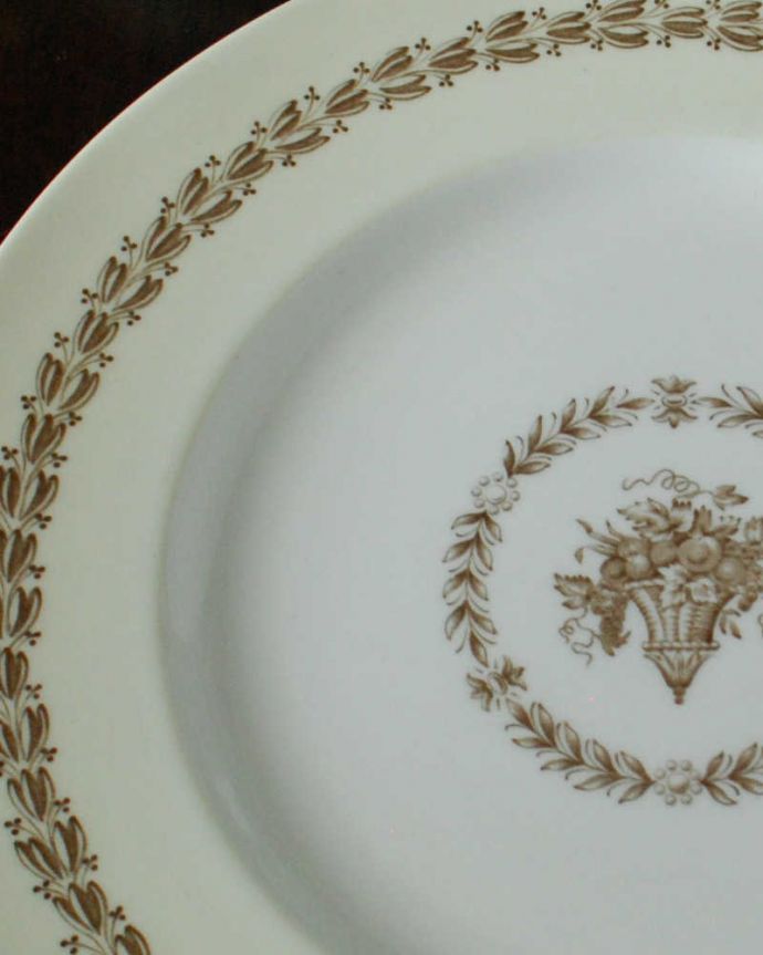 アンティーク 陶磁器の雑貨 アンティーク雑貨 イギリスから到着した上品な色のアンティークディナープレート(ウェッジウッド)。落ち着いた雰囲気のウェッジウッド一色だけで描かれた可愛らしい模様がなんとも印象的なウェッジウッドのティーセットは、アンティークだから手に入る模様です。(k-3546-z-4)