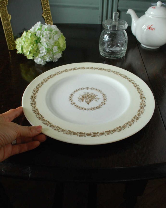 アンティーク 陶磁器の雑貨 アンティーク雑貨 イギリスから到着した上品な色のアンティークディナープレート(ウェッジウッド)。大きさはコレくらい眺めるだけじゃなく、実際に使って楽しんで下さい。(k-3546-z-4)