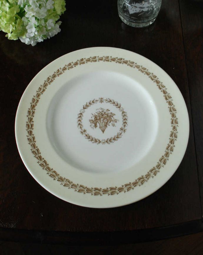 アンティーク 陶磁器の雑貨 アンティーク雑貨 イギリスから到着した上品な色のアンティークディナープレート(ウェッジウッド)。上から見るとこんな感じです状態のいいものだけを選んでいますが、アンティークなのでキズや欠けがある場合があります。(k-3546-z-4)