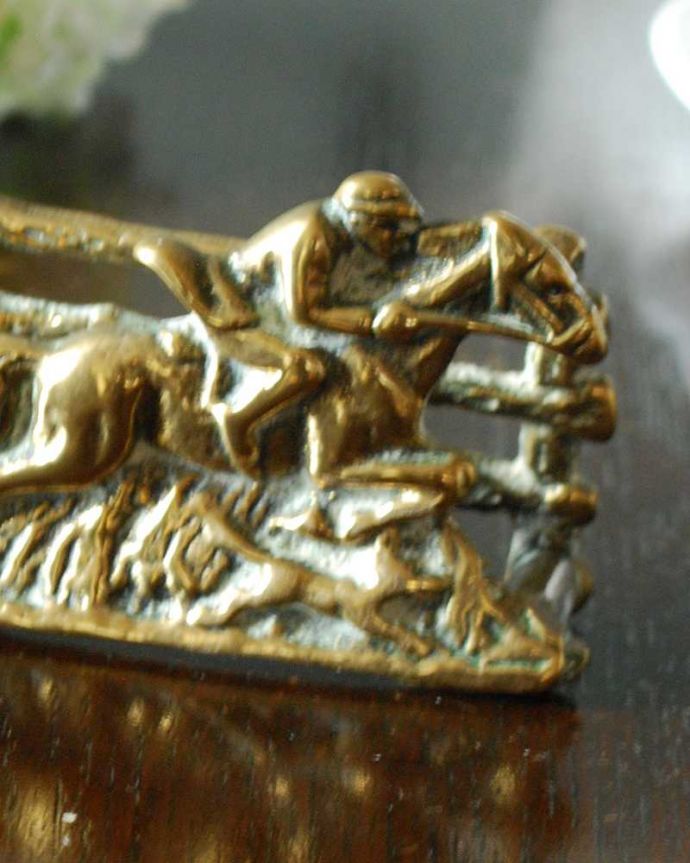 アンティーク 真鍮の雑貨　アンティーク雑貨　イギリス輸入アンティークの真鍮製雑貨、置き型のレターラック（乗馬）。落ち着いた輝きが大人の雰囲気真鍮製なので、使っていくごとに味わい深い色合いに変化していきます。(k-3549-z)