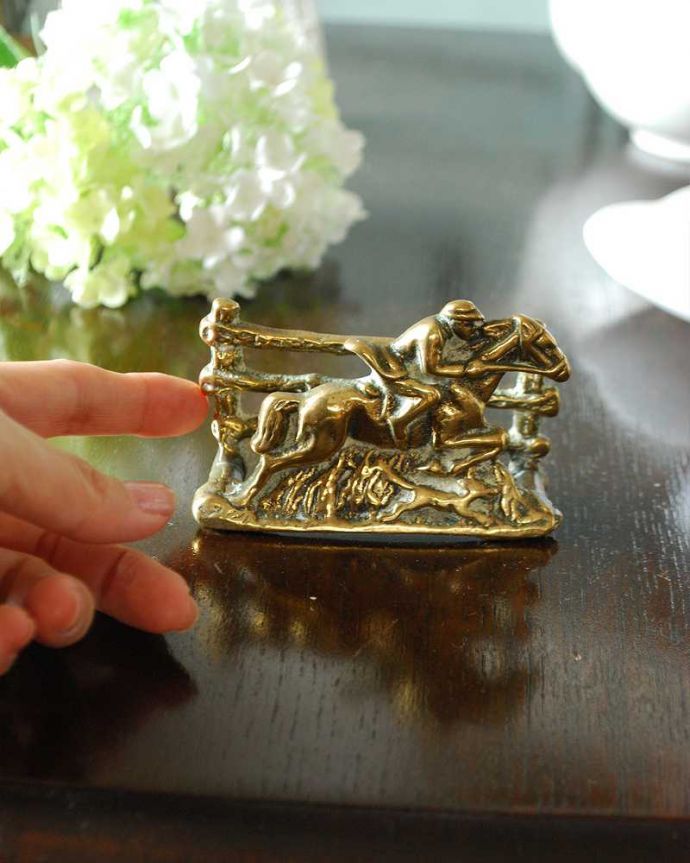 アンティーク 真鍮の雑貨　アンティーク雑貨　イギリス輸入アンティークの真鍮製雑貨、置き型のレターラック（乗馬）。大きさはこれくらいですコレクションしたくなるくらい、いろんなサイズのものがあります。(k-3549-z)
