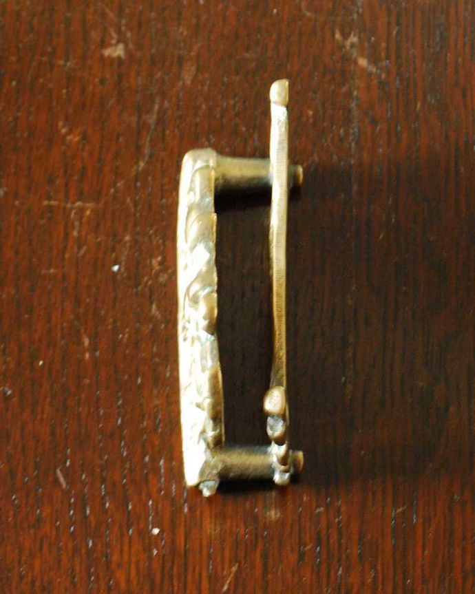 アンティーク 真鍮の雑貨　アンティーク雑貨　イギリス輸入アンティークの真鍮製雑貨、置き型のレターラック（乗馬）。上から見るとこんな感じですアンティークは新品ではなので多少のキズ・汚れがある場合がありますが、使用上問題はありませんので、ご了承下さい。(k-3549-z)