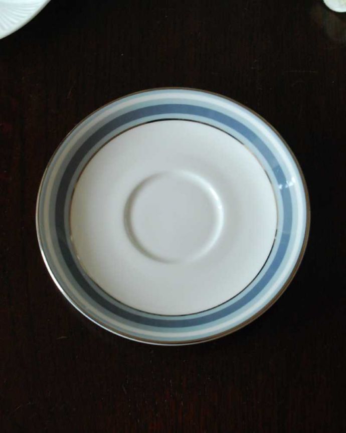 アンティーク 陶磁器の雑貨　アンティーク雑貨　スモーキーな色が可愛いロイヤルドルトン（East Brook）のアンティークのソーサー。上から見るとこんな感じです状態のいいものだけを選んでいますが、アンティークなのでキズや欠けがある場合があります。(k-3552-z-2)