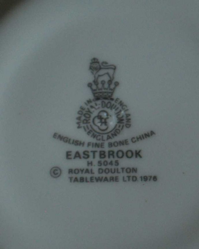 アンティーク 陶磁器の雑貨　アンティーク雑貨　スモーキーな色が可愛いロイヤルドルトン（East Brook）のアンティークのソーサー。裏側には品質の証製造メーカー保証の意味がこもった窯印、ポーセリンマークがあります。(k-3552-z-2)