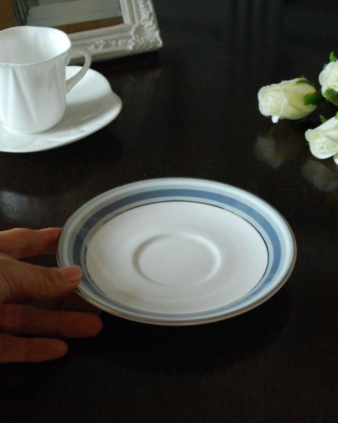 アンティーク 陶磁器の雑貨　アンティーク雑貨　スモーキーな色が可愛いロイヤルドルトン（East Brook）のアンティークのソーサー。お茶の時間をもっと優雅に･･･眺めているだけじゃもったいないので、実用的に使って下さい。(k-3552-z-2)