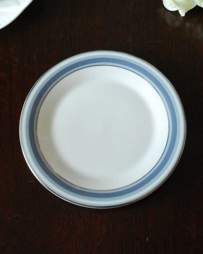 アンティーク 陶磁器の雑貨　アンティーク雑貨　スモーキーな色が可愛いロイヤルドルトン（East Brook）のアンティークのプレート。上から見るとこんな感じです状態のいいものだけを選んでいますが、アンティークなのでキズや欠けがある場合があります。(k-3552-z-3)