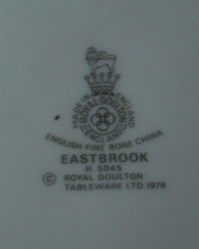 アンティーク 陶磁器の雑貨　アンティーク雑貨　スモーキーな色が可愛いロイヤルドルトン（East Brook）のアンティークのプレート。裏側には品質の証製造メーカー保証の意味がこもった窯印、ポーセリンマークがあります。(k-3552-z-3)