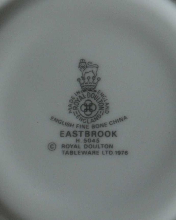 アンティーク 陶磁器の雑貨　アンティーク雑貨　スモーキーな色が可愛いロイヤルドルトン（East Brook）のアンティークのカップ＆ソーサートリオ。裏側には品質の証製造メーカー保証の意味がこもった窯印、ポーセリンマークがあります。(k-3552-z)