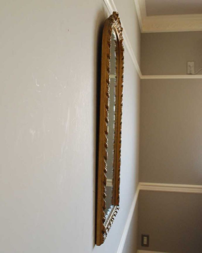 アンティーク ミラー(鏡) アンティーク雑貨 ゴールドのフレームが美しい、リボンが付いたアンティークウォールミラー。横から見ると…アンティークなので多少のキズ・汚れがある場合がありますがキレイなものを買い付けてきたのでご使用上問題はありません。(k-3553-z)