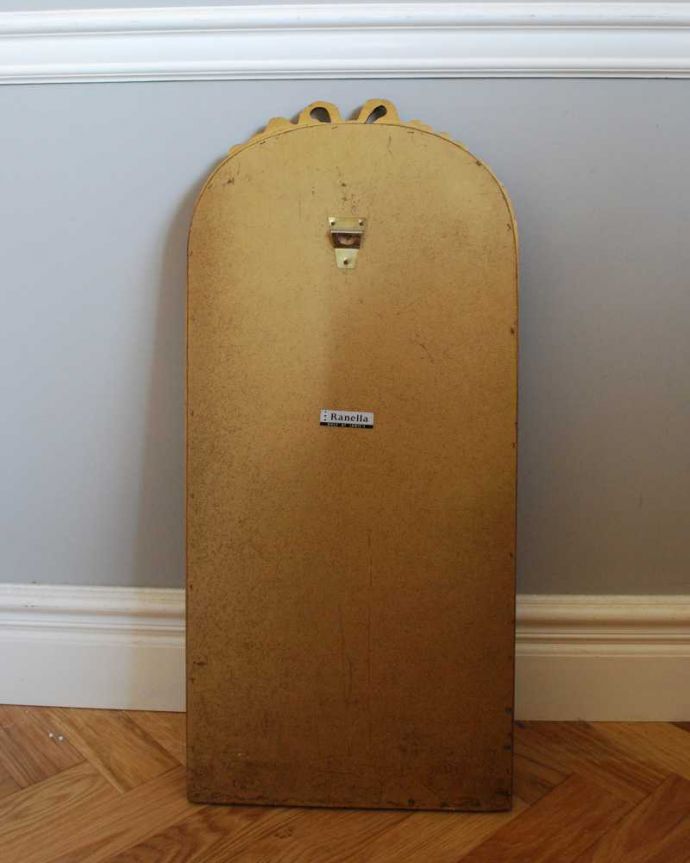 アンティーク ミラー(鏡) アンティーク雑貨 ゴールドのフレームが美しい、リボンが付いたアンティークウォールミラー。裏側を見てみると…修復の際、金具をしっかり取り付けたので安心してお使い下さい。(k-3553-z)