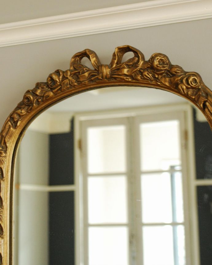 アンティーク ミラー(鏡) アンティーク雑貨 ゴールドのフレームが美しい、リボンが付いたアンティークウォールミラー。見るたびにうっとりするモールディングの美しさ煌びやかなモールディングの縁取りが美しいアンティークのミラーは、覗き込む度に女性だったら誰もがワクワクしちゃう美しいデザインが一番の魅力です。(k-3553-z)