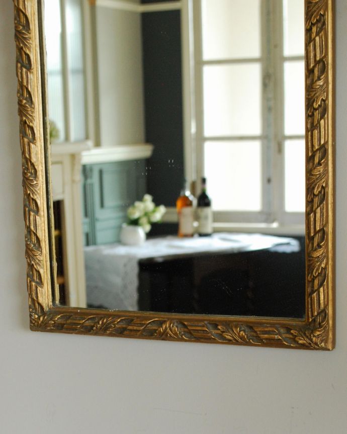 アンティーク ミラー(鏡) アンティーク雑貨 ゴールドのフレームが美しい、リボンが付いたアンティークウォールミラー。アンティークらしい独特のデザイン華やかなデザインのアンティークのミラーは、覗き込む度に女性だったら誰もがワクワクしちゃう美しいデザインが一番の魅力です。(k-3553-z)