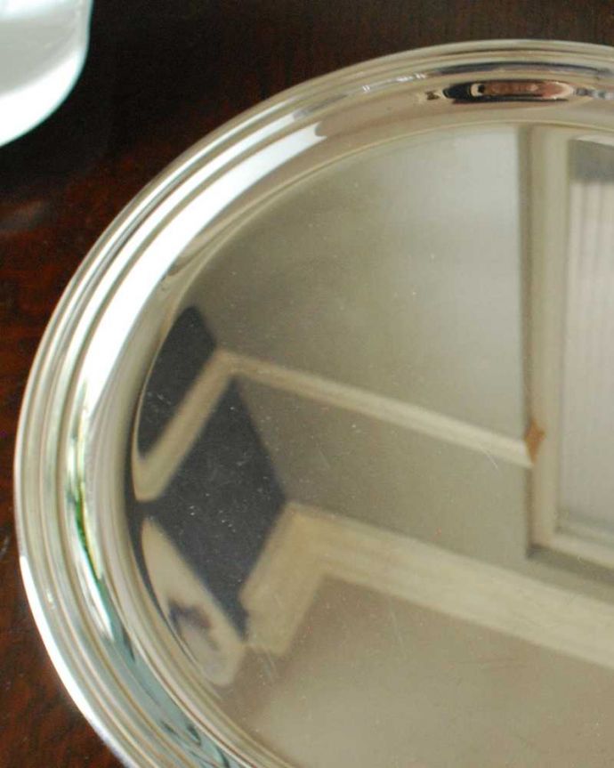 アンティーク シルバー製 アンティーク雑貨 英国輸入のアンティークシルバーのトレイ(サルヴァ)。テーブルがパッと華やかに貴重だったシルバーで作られたテーブルウェア。(k-3557-z)