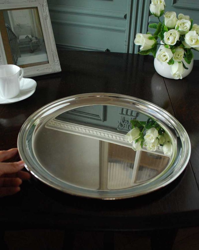 アンティーク シルバー製 アンティーク雑貨 英国輸入のアンティークシルバーのトレイ(サルヴァ)。たっぷり乗せれる大きめサイズいろんなもの乗せて使える大きなトレイ。(k-3557-z)