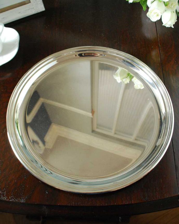 アンティーク シルバー製 アンティーク雑貨 英国輸入のアンティークシルバーのトレイ(サルヴァ)。上から見るとこんな感じですアンティークなので多少のキズ・汚れがある場合がありますが、使用上問題はありませんので、ご了承下さい。(k-3557-z)