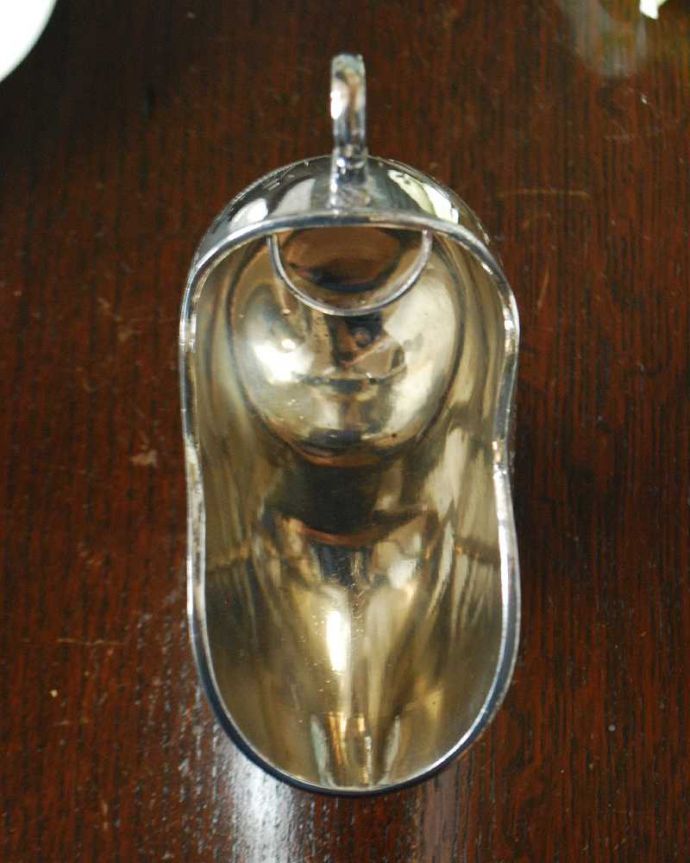 アンティーク シルバー製 アンティーク雑貨 英国の銀食器、アンティークシルバーのシュガースカットル(シュガーポット)。中をのぞいてみると・・・アンティークのため、多少の欠け・傷がある場合がありますが、使用上問題はありませんので、ご了承下さい。(k-3561-z)