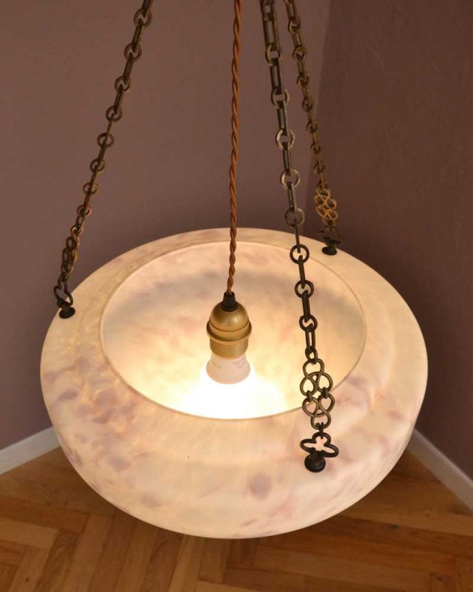 シャンデリア　照明・ライティング　ガラスの模様が美しい英国輸入のアンティークハンギングボウル（Ｅ26球付）。。(k-3581-z)