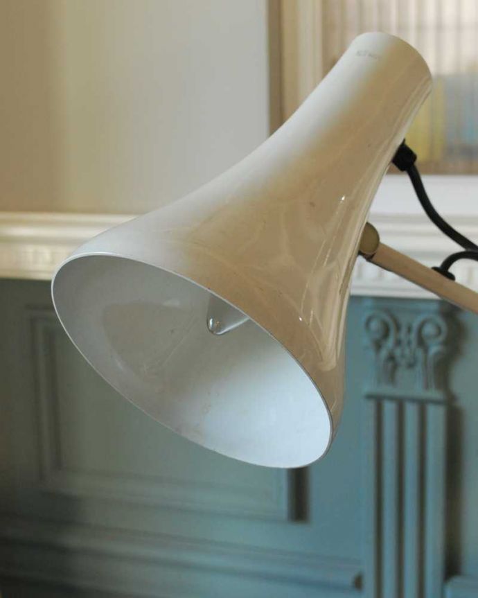 スタンドライト　照明・ライティング　1960年代のアンティーク デスクランプ（アングルポイズ・アイボリー） 。専門の職人が修復しました配線は日本仕様の新しいものでしっかり修復したので安心してお使いいただけます。(k-3584-z)