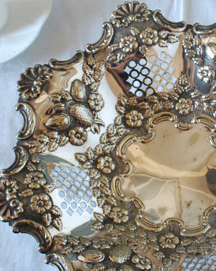 アンティーク シルバー製　アンティーク雑貨　お花が沢山散りばめられたアンティークシルバーのコンポート。テーブルがパッと華やかに貴重だったシルバーで作られたテーブルウェア。(k-3585-z)