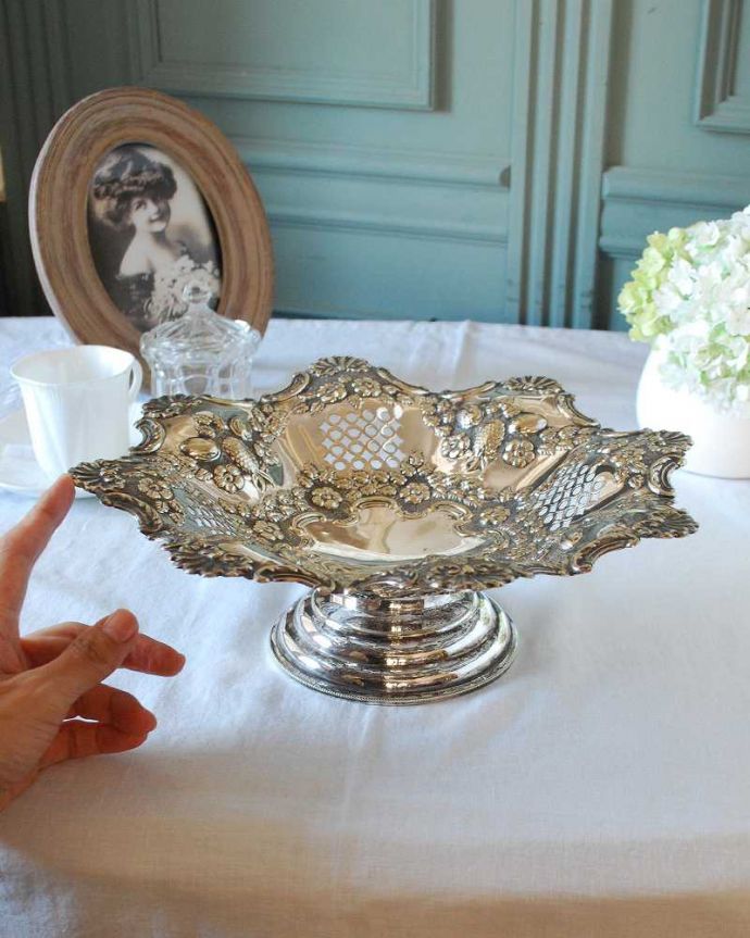 アンティーク シルバー製　アンティーク雑貨　お花が沢山散りばめられたアンティークシルバーのコンポート。たっぷり乗せて使えますフルーツはもちろん、アクセサリーを置いたり朝食のパンやおやつ、お菓子など、いろんな使い方で楽しんで下さい。(k-3585-z)