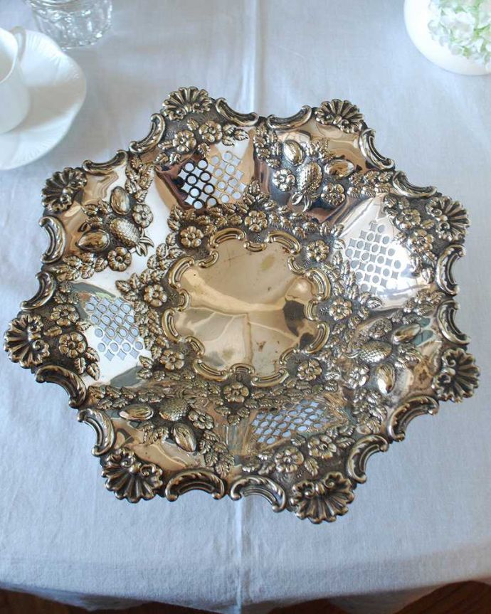 アンティーク シルバー製　アンティーク雑貨　お花が沢山散りばめられたアンティークシルバーのコンポート。上から見るとこんな感じですアンティークなので多少のキズ・汚れがある場合がありますが、使用上問題はありませんので、ご了承下さい。(k-3585-z)