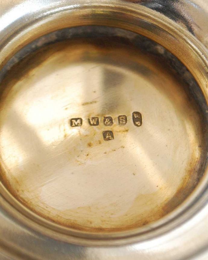 アンティーク シルバー製　アンティーク雑貨　お花が沢山散りばめられたアンティークシルバーのコンポート。裏側には品質の証ちゃんとホールマークが付いています。(k-3585-z)