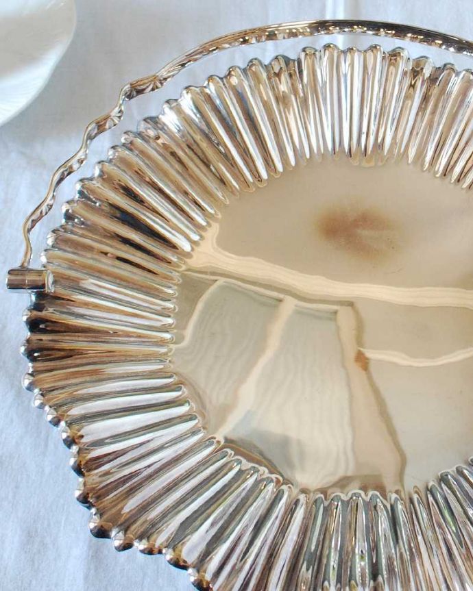 アンティーク シルバー製　アンティーク雑貨　アンティークシルバープレートのお花のような優雅なかたちをした、持ち手付きバスケット 。果物のために作られた美しい器持ち手つきの器は、昔、貴重だった果物を入れて運ぶための器として作られました。(k-3586-z)