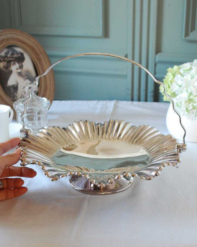 アンティーク シルバー製　アンティーク雑貨　アンティークシルバープレートのお花のような優雅なかたちをした、持ち手付きバスケット 。持ち手付きなので移動にも便利中にいろんなものを入れて運べる持ち手つきのバスケット。(k-3586-z)