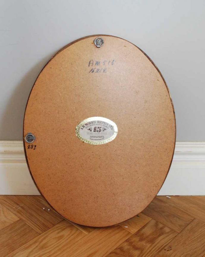 アンティーク ミラー(鏡) アンティーク雑貨 ゴールドフレームが豪華な英国アンティークモールディングミラー。裏側を見てみると…修復の際、金具をしっかり取り付けたので安心してお使い下さい。(k-3589-z)