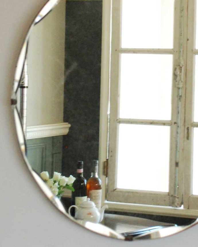 アンティーク ミラー（鏡）　アンティーク雑貨　縁どりがキラッと輝くアンティークカッティングミラー、イギリス輸入の鏡。アンティークらしい独特のデザイン華やかなデザインのアンティークのミラーは、覗き込む度に女性だったら誰もがワクワクしちゃう美しいデザインが一番の魅力です。(k-3590-z)