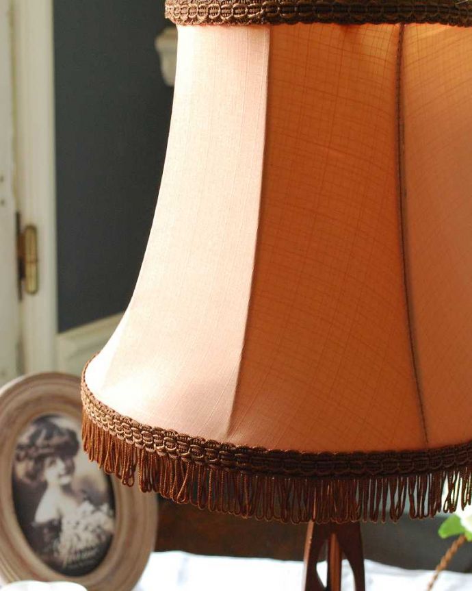 スタンドライト　照明・ライティング　イギリスアンティークのシェード付き木製のテーブルランプ(E17シャンデリア球付き) 。。(k-3593-z)