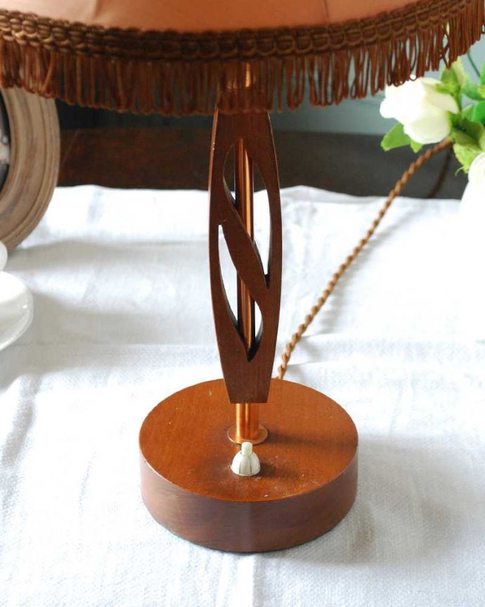 スタンドライト　照明・ライティング　イギリスアンティークのシェード付き木製のテーブルランプ(E17シャンデリア球付き) 。。(k-3593-z)