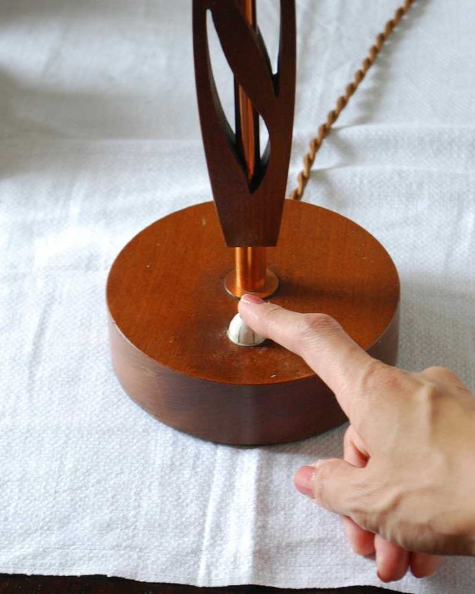 スタンドライト　照明・ライティング　イギリスアンティークのシェード付き木製のテーブルランプ(E17シャンデリア球付き) 。。(k-3593-z)