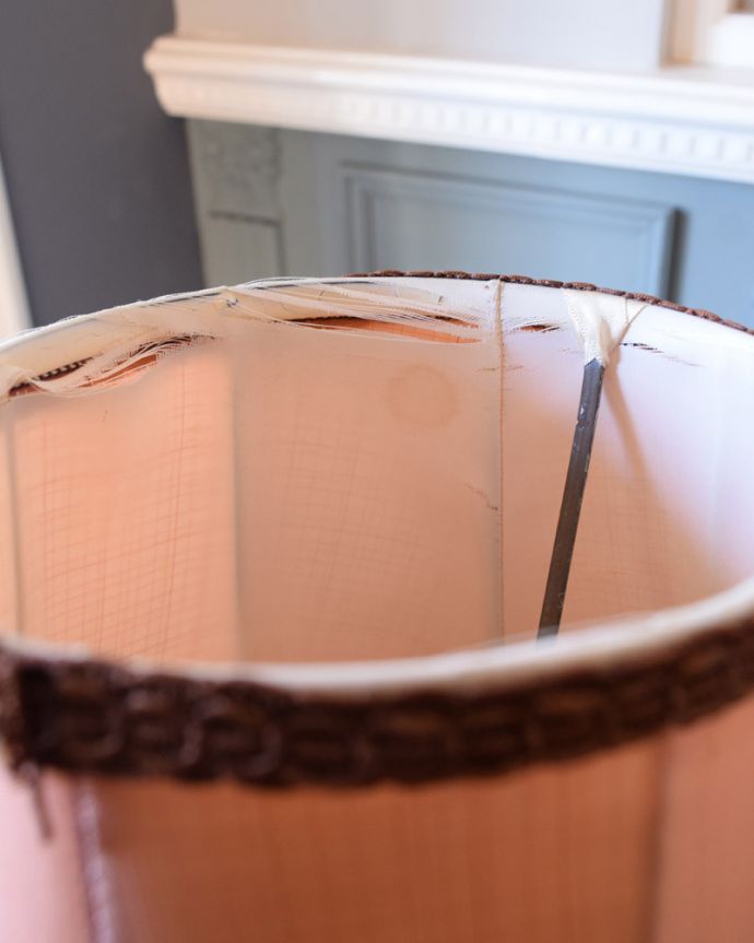 スタンドライト 照明・ライティング イギリスアンティークのシェード付き木製のテーブルランプ(E17シャンデリア球付き) 。シェードはオリジナルのままですアンティークなのでキズや汚れは必ずあります。(k-3593-z)