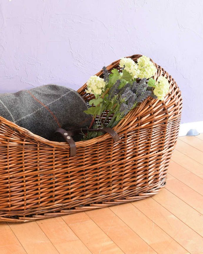 アンティーク その他の雑貨　アンティーク雑貨　イギリスで見つけたとってもめずらしいアンティーク、持ち手付きのベビーバスケット。赤ちゃんのためのバスケットとってもめずらしいバスケットは、赤ちゃん用。(k-3594-z)