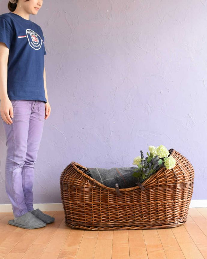 アンティーク その他の雑貨　アンティーク雑貨　イギリスで見つけたとってもめずらしいアンティーク、持ち手付きのベビーバスケット。めったに見つからない大きさ赤ちゃんが入るように編まれているので、めったに見つけることが出来ない大型のサイズのバスケットです。(k-3594-z)