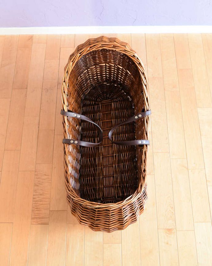アンティーク その他の雑貨　アンティーク雑貨　イギリスで見つけたとってもめずらしいアンティーク、持ち手付きのベビーバスケット。中を見てみると･･･アンティークなので多少のキズ・汚れがある場合があります。(k-3594-z)