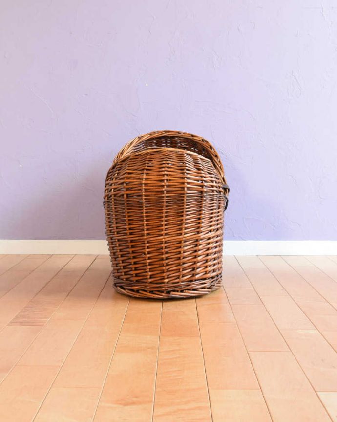 アンティーク その他の雑貨　アンティーク雑貨　イギリスで見つけたとってもめずらしいアンティーク、持ち手付きのベビーバスケット。横から見てもキレイですグルッと360度、どの角度から見てもキレイに仕上げました。(k-3594-z)