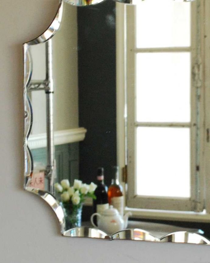 アンティーク ミラー（鏡）　アンティーク雑貨　華やかなカッティングが美しい、横長のイギリスアンティークミラー（壁掛け鏡）。アンティークらしい独特のデザイン華やかなデザインのアンティークのミラーは、覗き込む度に女性だったら誰もがワクワクしちゃう美しいデザインが一番の魅力です。(k-3597-z)