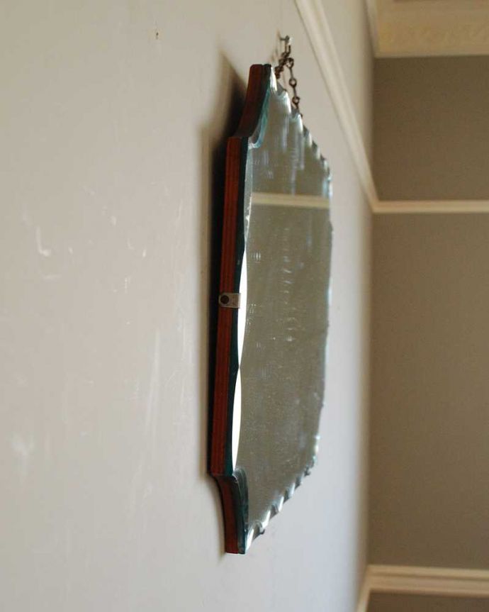 アンティーク ミラー（鏡）　アンティーク雑貨　華やかなカッティングが美しい、横長のイギリスアンティークミラー（壁掛け鏡）。厚みが違いますアンティークなので多少のキズ・汚れがある場合がありますがキレイなものを買い付けてきました。(k-3597-z)