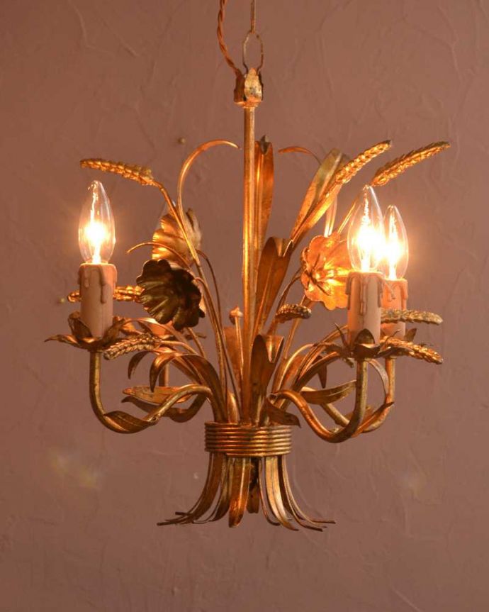 シャンデリア　照明・ライティング　エレガントな真鍮製アンティークシャンデリア（4灯）（Ｅ17シャンデリア球付）。。(k-3606-z)