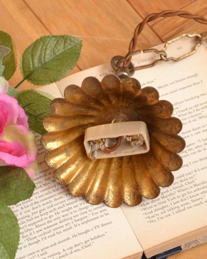 シャンデリア 照明・ライティング エレガントな真鍮製アンティークシャンデリア(4灯)(E17シャンデリア球付)。引っ掛けタイプです自分でも取り付け出来る引っ掛けシーリング仕様で加工してあります。(k-3606-z)